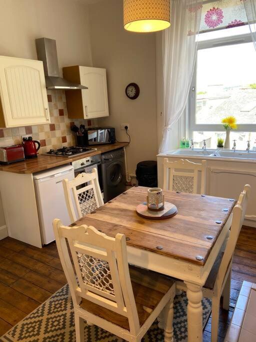 Beautiful Traditional Flat In The Center Of Largs. Exterior foto